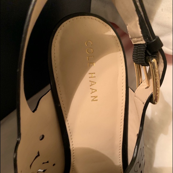 Cole Haan Black Foral leather cut sandals, size 7 - Picture 5 of 6
